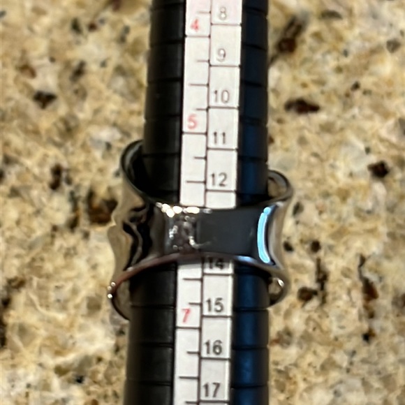 NWOT BIG and BOLD Stainless Steel Ring - Picture 6 of 8